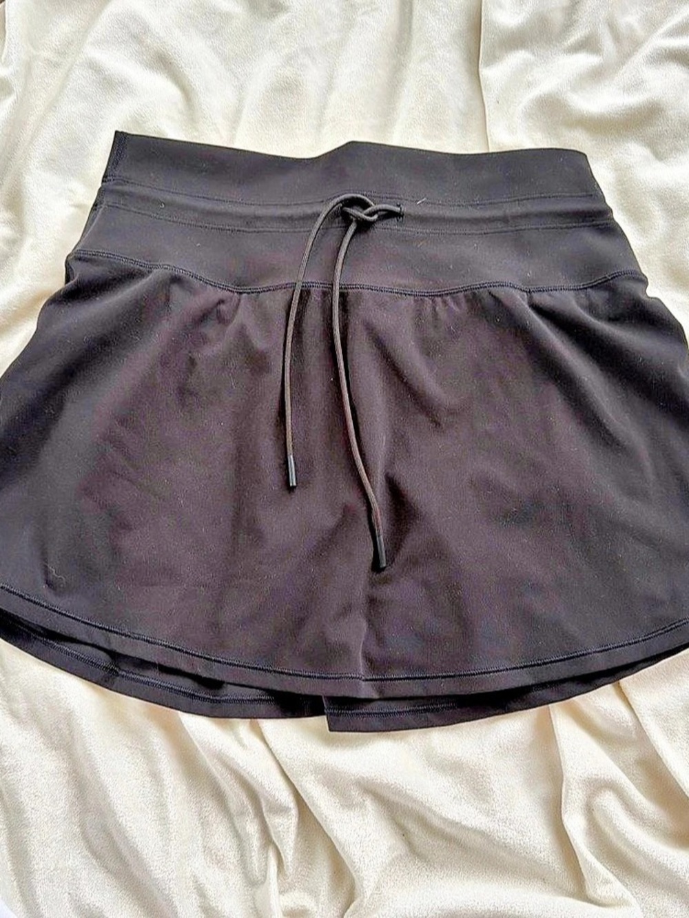 Vuori Black daily drawstring skirt